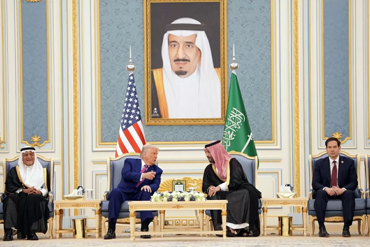 Tổng thống Mỹ Donald Trump trò chuyện cùng Thái tử Mohammed bin Salman khi đến thăm Hoàng cung ở Riyadh, Saudi Arabia, ngày 13/5. Với các điểm dừng chân tại Qatar, Saudi Arabia và Các tiểu vương quốc Arab thống nhất, chuyến công du Trung Đông lần này là chuyến thăm quốc tế lớn đầu tiên trong nhiệm kỳ thứ hai của ông Trump, tạo cơ hội để củng cố quan hệ với các đồng minh then chốt trong khu vực. Trong thời gian lưu lại Saudi Arabia, Tổng thống Trump tuyên bố kế hoạch dỡ bỏ các lệnh trừng phạt đối với Syria. (Nguồn: The New York Times)