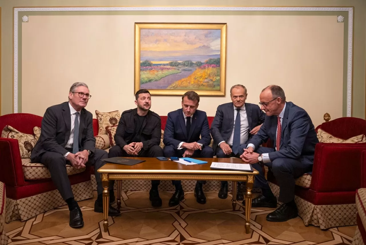 Từ trái sang: Thủ tướng Anh Keir Starmer, Tổng thống Ukraine Volodymyr Zelensky, Tổng thống Pháp Emmanuel Macron, Thủ tướng Ba Lan Donald Tusk và Thủ tướng Đức Friedrich Merz trong cuộc điện đàm với Tổng thống Mỹ Donald Trump từ Kiev, ngày 10/5. Các nhà lãnh đạo châu Âu đã yêu cầu ông Putin chấp thuận một lệnh ngừng bắn kéo dài 30 ngày, nếu không sẽ phải đối mặt với các biện pháp trừng phạt “quy mô lớn”. (Nguồn: CNN)