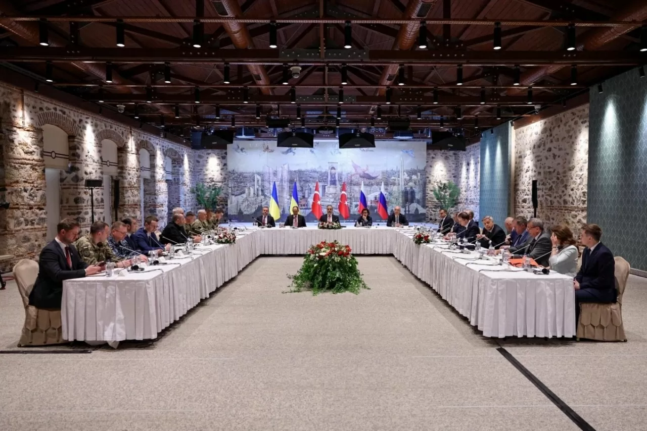 Phái đoàn Nga và Ukraine ngồi đối diện nhau trong cuộc đàm phán tại Istanbul (Thổ Nhĩ Kỳ), ngày 16/5. Đây là cuộc đối thoại trực tiếp đầu tiên giữa hai nước kể từ những tuần đầu tiên của cuộc xung đột. Phía Nga do ông Vladimir Medinsky làm Trưởng phái đoàn, trong khi dẫn đầu phái đoàn Ukraine là Bộ trưởng Quốc phòng Rustem Umerov. (Nguồn: Sputnik)