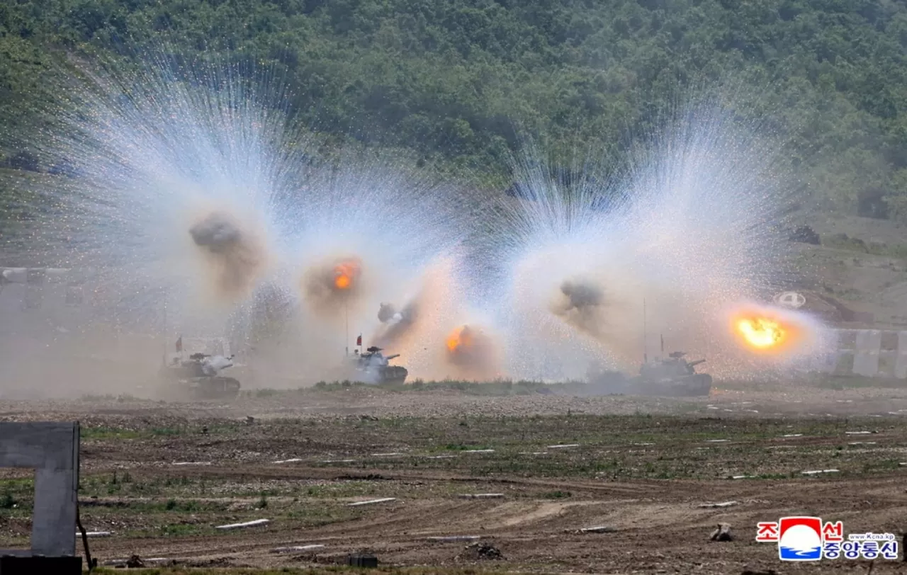 Hình ảnh do Hãng thông tấn trung ương Triều Tiên (KCNA) công bố cho thấy cuộc huấn luyện chiến thuật của lực lượng đặc nhiệm và cuộc diễn tập bắn đạn thật của các đơn vị xe tăng, diễn ra tại một địa điểm không được tiết lộ ở Triều Tiên, ngày 13/5. (Nguồn: KCNA)