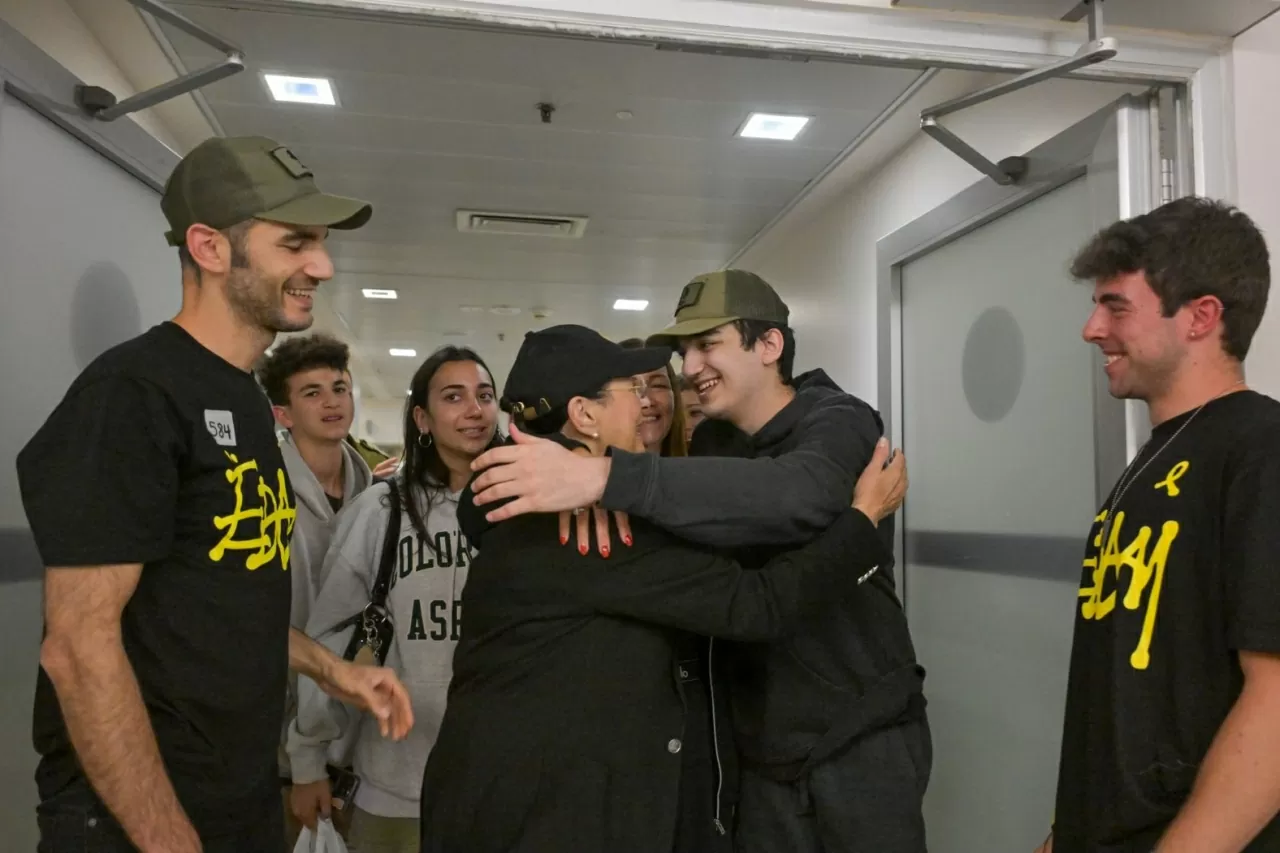 Con tin người Mỹ Edan Alexander đoàn tụ với gia đình tại Tel Aviv vào ngày 13/5, sau khi được lực lượng Hamas trả tự do. Alexander đã phục vụ trong quân đội Israel gần biên giới Gaza khi bị nhóm vũ trang bắt giữ vào ngày 7/10/2023. (Nguồn: Getty Images)