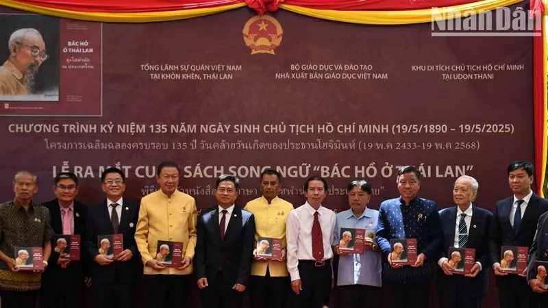 Ra mắt cuốn sách song ngữ Thái - Việt 'Bác Hồ ở Thái Lan' Ra mắt cuốn sách song ngữ Thái - Việt 'Bác Hồ ở Thái Lan'