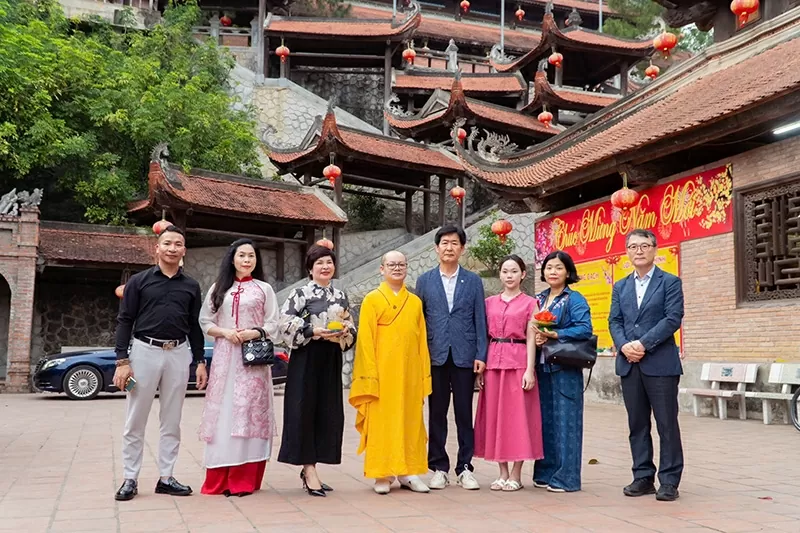 Đại đức Thích Minh Không cùng các doanh nhân và đối tác quốc tế tham dự lễ dâng hương tại chùa Non Nước, Sóc Sơn, Hà Nội.