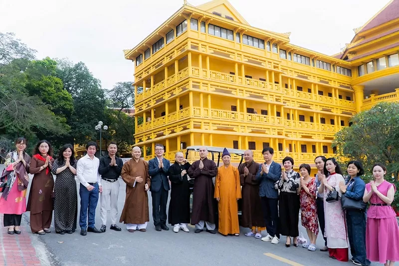 Đại đức Thích Minh Không cùng phái đoàn yết kiến Hoà thượng Thích Thanh Quyết đại biểu Quốc hội, Phó Chủ tịch Giáo hội PGVN, Viện trưởng Học viện Phật giáo Việt Nam tại Hà Nội nhân ngày thắp nến tri ân phối hợp với Quân chủng Phòng không, Không quân Việt Nam tại Học viện hướng về kỷ niệm 50 năm Giải phóng Miền Nam thống nhất đất nước.