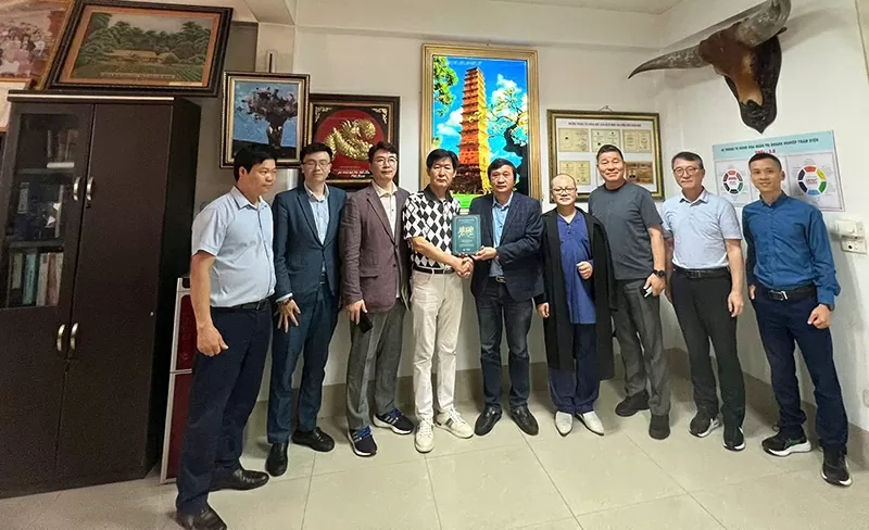 Đại đức Thích Minh Không cùng đoàn doanh nhân, đối tác nước ngoài tới thăm văn phòng làm việc của GS.TS. Đinh Văn Hiến - Chủ tịch VINEN để bàn về lễ ký kết hợp tác thương mại thúc đẩy kinh tế đất nước.