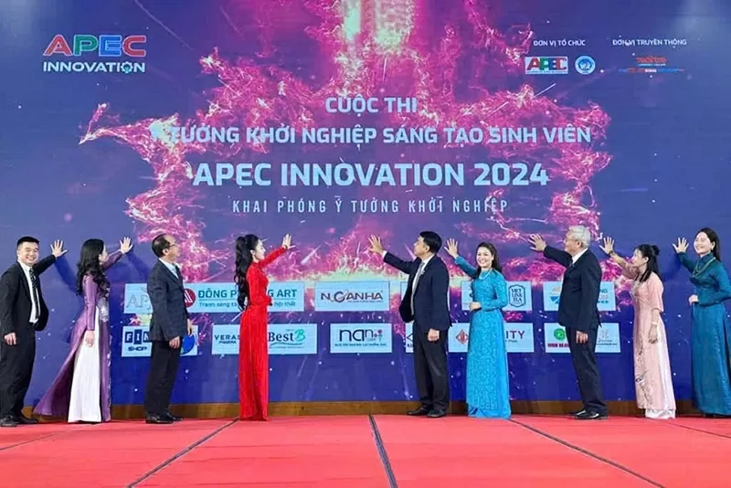 Doanh nhân, Thạc sĩ Nguyễn Thị Minh Thu - Trưởng ban tổ chức cuộc thi “Ý tưởng khởi nghiệp sáng tạo sinh viên APEC INNOVATION tham gia cùng các nhà khoa học, các chuyên gia, các doanh nhân trong lễ phát động