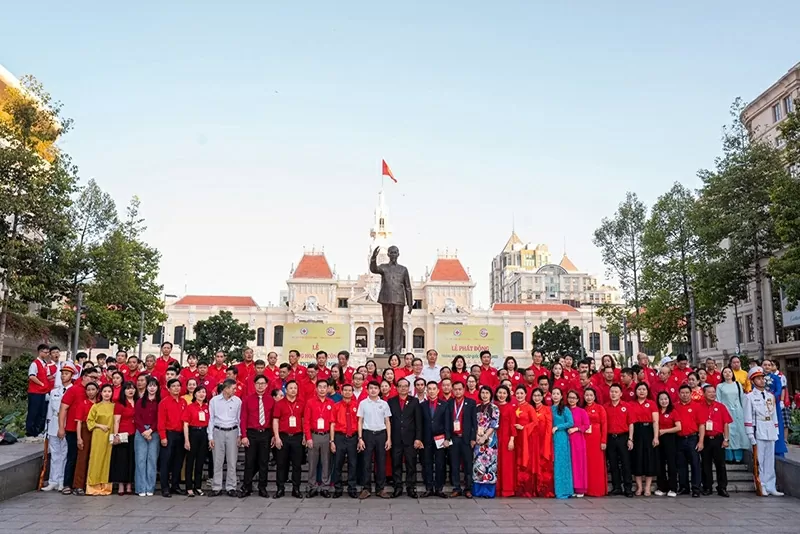 Doanh nhân, Thạc sĩ Minh Thu cùng lãnh đạo Thành phố Thủ Đức (Thành phố Hồ Chí Minh), đại diện Hội Chữ thập đỏ Việt Nam, các doanh nhân, các tình nguyện viên tham dự Lễ phát động Tháng Nhân đạo năm 2025.