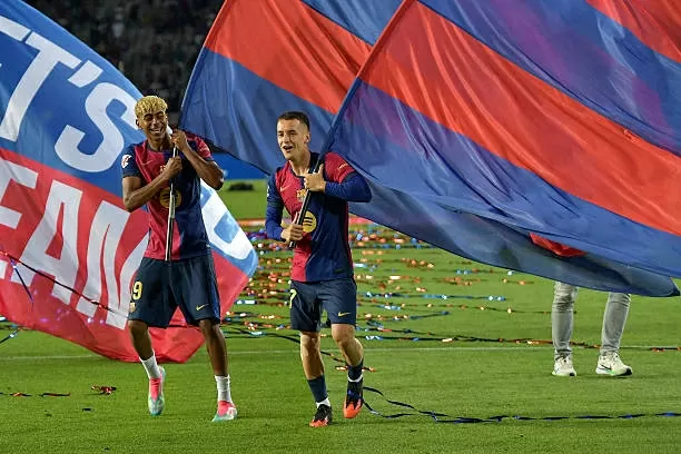 Yamal và em trai nổi bật trong lễ ăn mừng của Barca