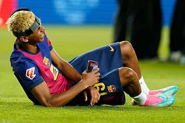 Yamal và em trai nổi bật trong lễ ăn mừng của Barca Yamal và em trai nổi bật trong lễ ăn mừng của Barca