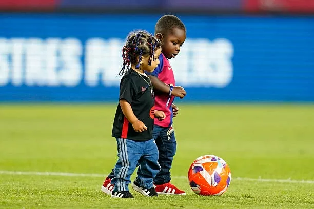 Yamal và em trai nổi bật trong lễ ăn mừng của Barca Yamal và em trai nổi bật trong lễ ăn mừng của Barca