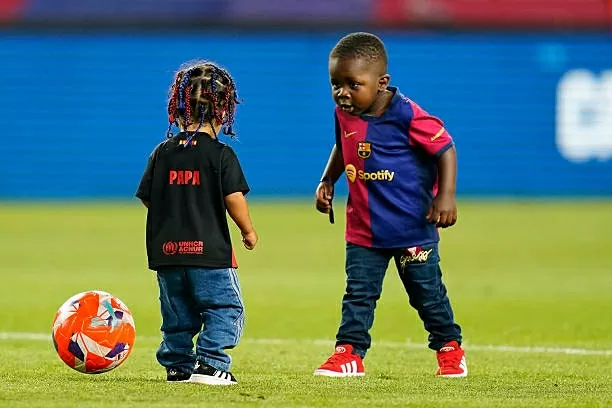 Yamal và em trai nổi bật trong lễ ăn mừng của Barca