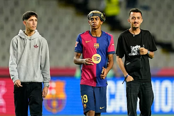 Yamal và em trai nổi bật trong lễ ăn mừng của Barca