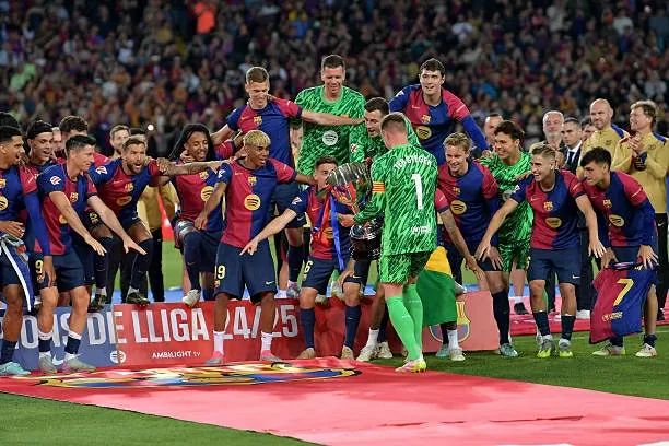 Yamal và em trai nổi bật trong lễ ăn mừng của Barca Yamal và em trai nổi bật trong lễ ăn mừng của Barca