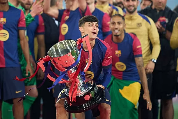 Yamal và em trai nổi bật trong lễ ăn mừng của Barca