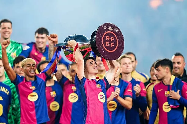 Yamal và em trai nổi bật trong lễ ăn mừng của Barca Yamal và em trai nổi bật trong lễ ăn mừng của Barca