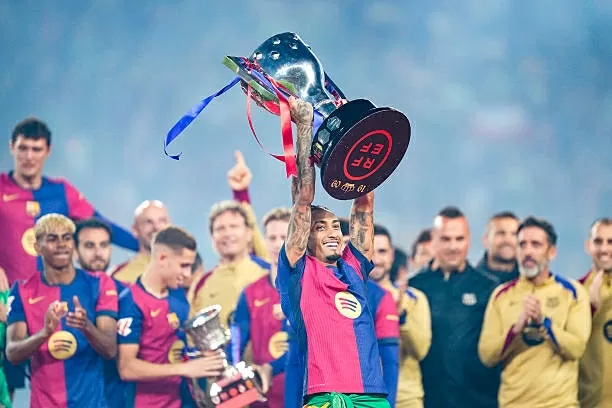 Yamal và em trai nổi bật trong lễ ăn mừng của Barca