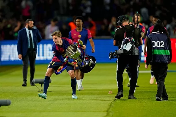 Yamal và em trai nổi bật trong lễ ăn mừng của Barca