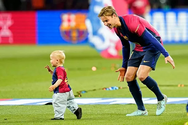 Yamal và em trai nổi bật trong lễ ăn mừng của Barca Yamal và em trai nổi bật trong lễ ăn mừng của Barca