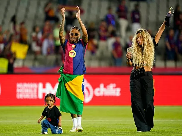 Yamal và em trai nổi bật trong lễ ăn mừng của Barca Yamal và em trai nổi bật trong lễ ăn mừng của Barca