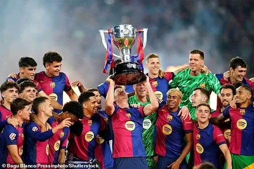 Yamal và em trai nổi bật trong lễ ăn mừng của Barca Yamal và em trai nổi bật trong lễ ăn mừng của Barca
