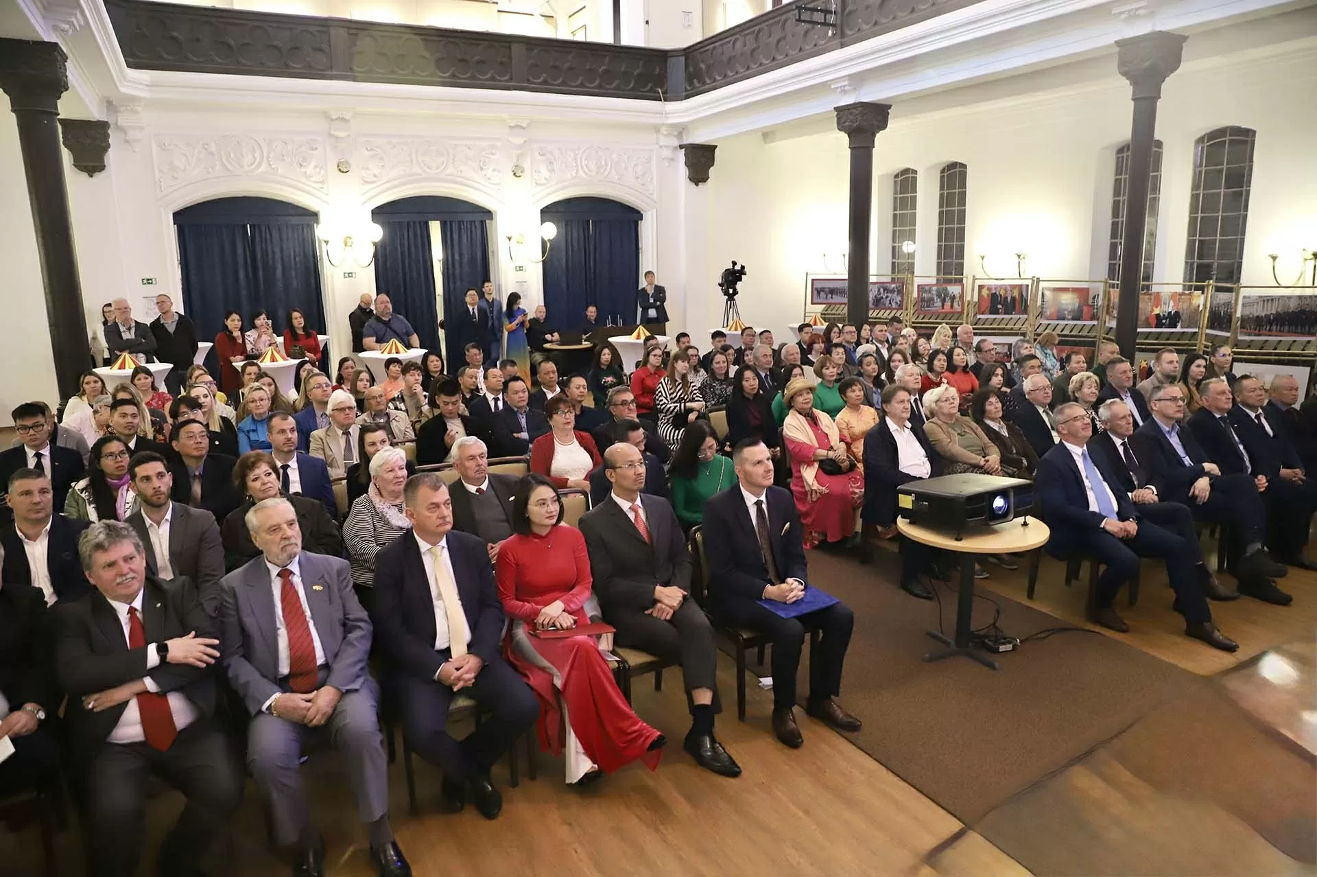 Tọa đàm về tư tưởng hòa bình, độc lập, tự do, hạnh phúc của Chủ tịch Hồ Chí Minh tại thành phố Zalaegerszeg Tọa đàm về tư tưởng hòa bình, độc lập, tự do, hạnh phúc của Chủ tịch Hồ Chí Minh tại thành phố Zalaegerszeg