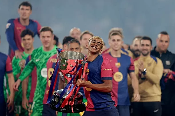 Yamal và em trai nổi bật trong lễ ăn mừng của Barca