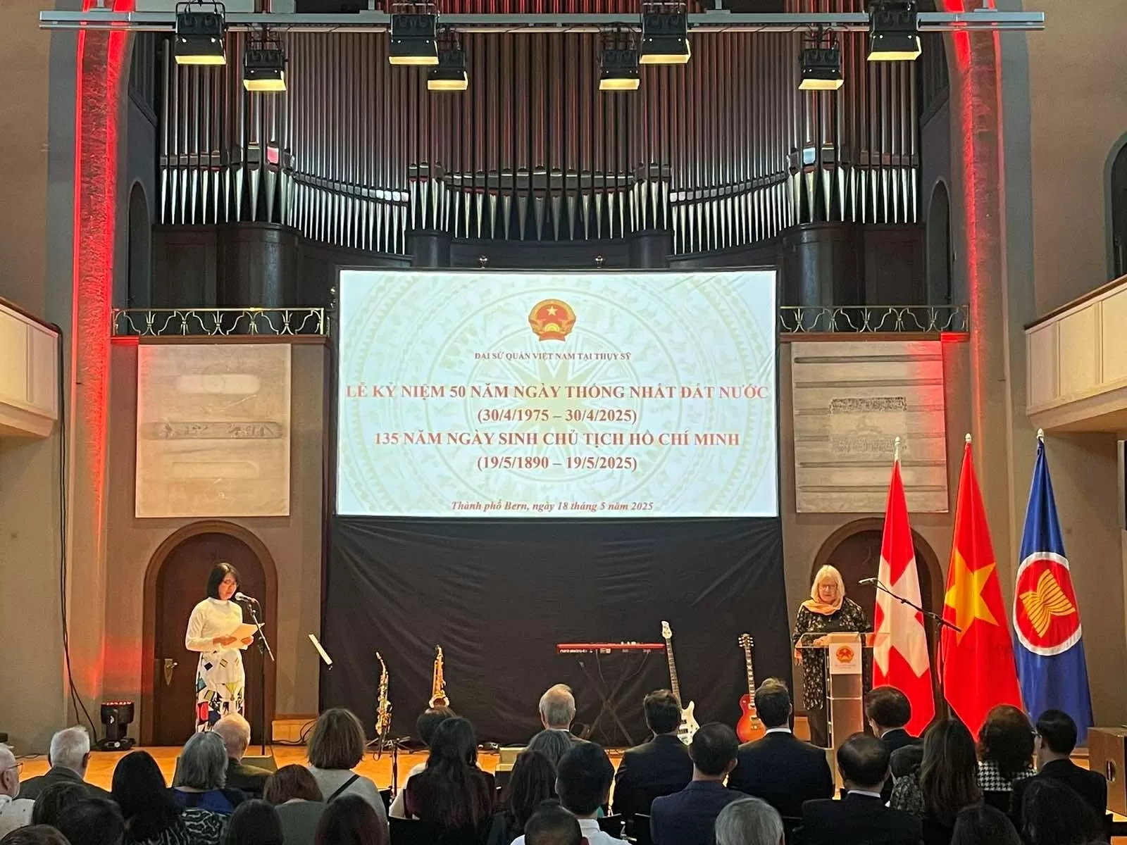 Bà Anjuska Weil - Chủ tịch Hội Hữu nghị Thụy Sỹ - Việt Nam phát biểu Bà Anjuska Weil - Chủ tịch Hội Hữu nghị Thụy Sỹ - Việt Nam phát biểu