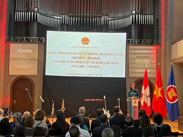 Bà Phạm Quy Ly - Ủy viên BCH Hội người Việt Nam tại Thụy Sỹ phát biểu Bà Phạm Quy Ly - Ủy viên BCH Hội người Việt Nam tại Thụy Sỹ phát biểu