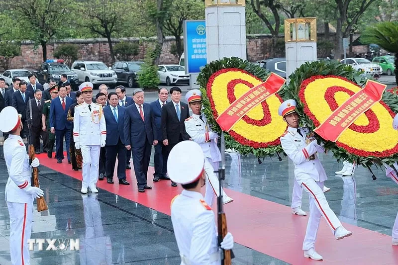 Các đồng chí lãnh đạo, nguyên lãnh đạo Đảng và Nhà nước đến đặt vòng hoa tưởng niệm các Anh hùng liệt sĩ. (Nguồn: TTXVN) Các đồng chí lãnh đạo, nguyên lãnh đạo Đảng và Nhà nước đến đặt vòng hoa tưởng niệm các Anh hùng liệt sĩ. (Nguồn: TTXVN)