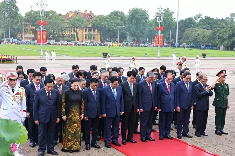Đoàn đại biểu lãnh đạo, nguyên lãnh đạo Đảng, Nhà nước đặt vòng hoa và vào Lăng viếng Chủ tịch Hồ Chí Minh. (Nguồn: TTXVN)