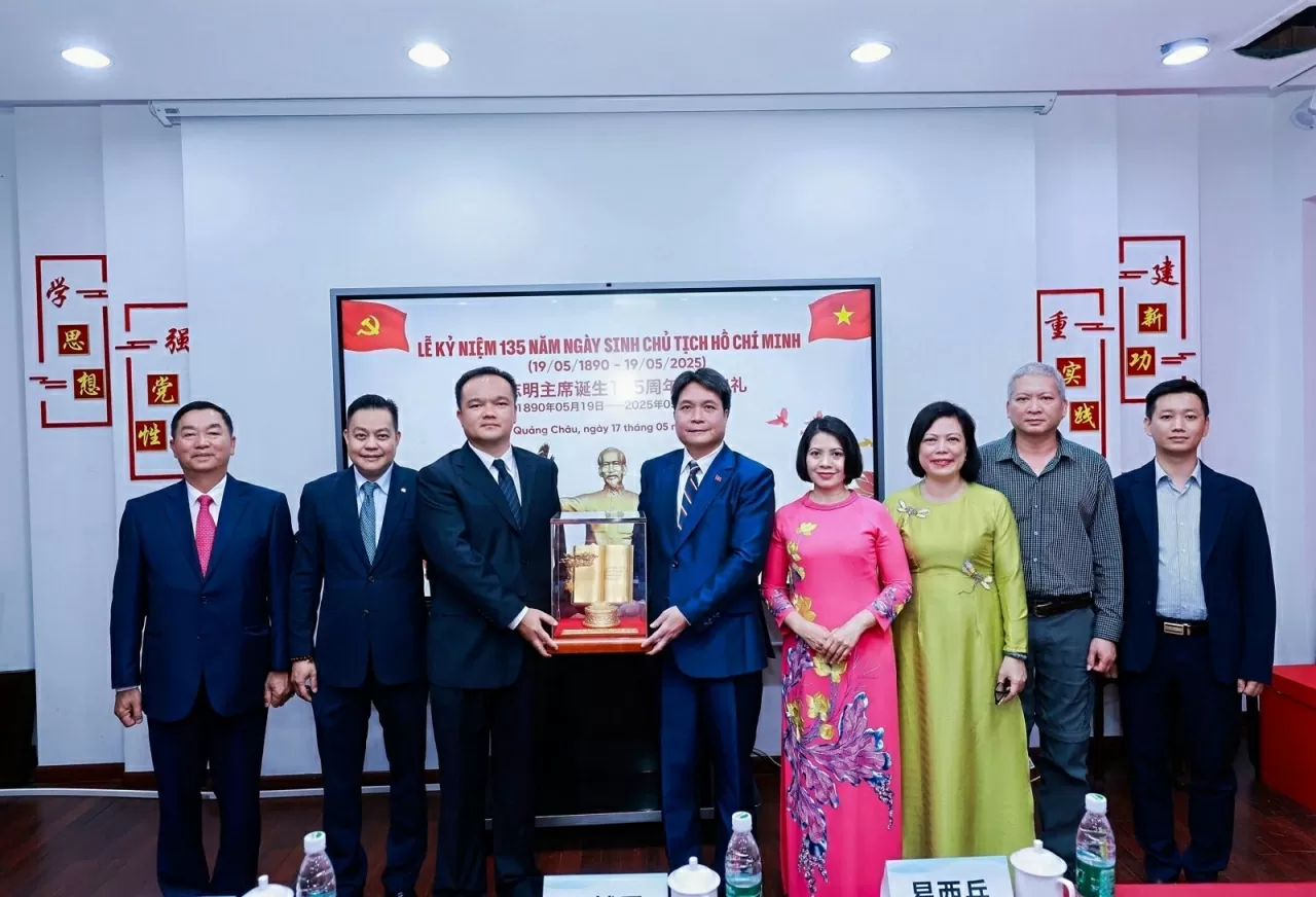 Tác phẩm điêu khắc ánh sáng 'Việt Nam - Những trang sử vàng' là một món quà ý nghĩa của Tổng Bí thư Tô Lâm.
