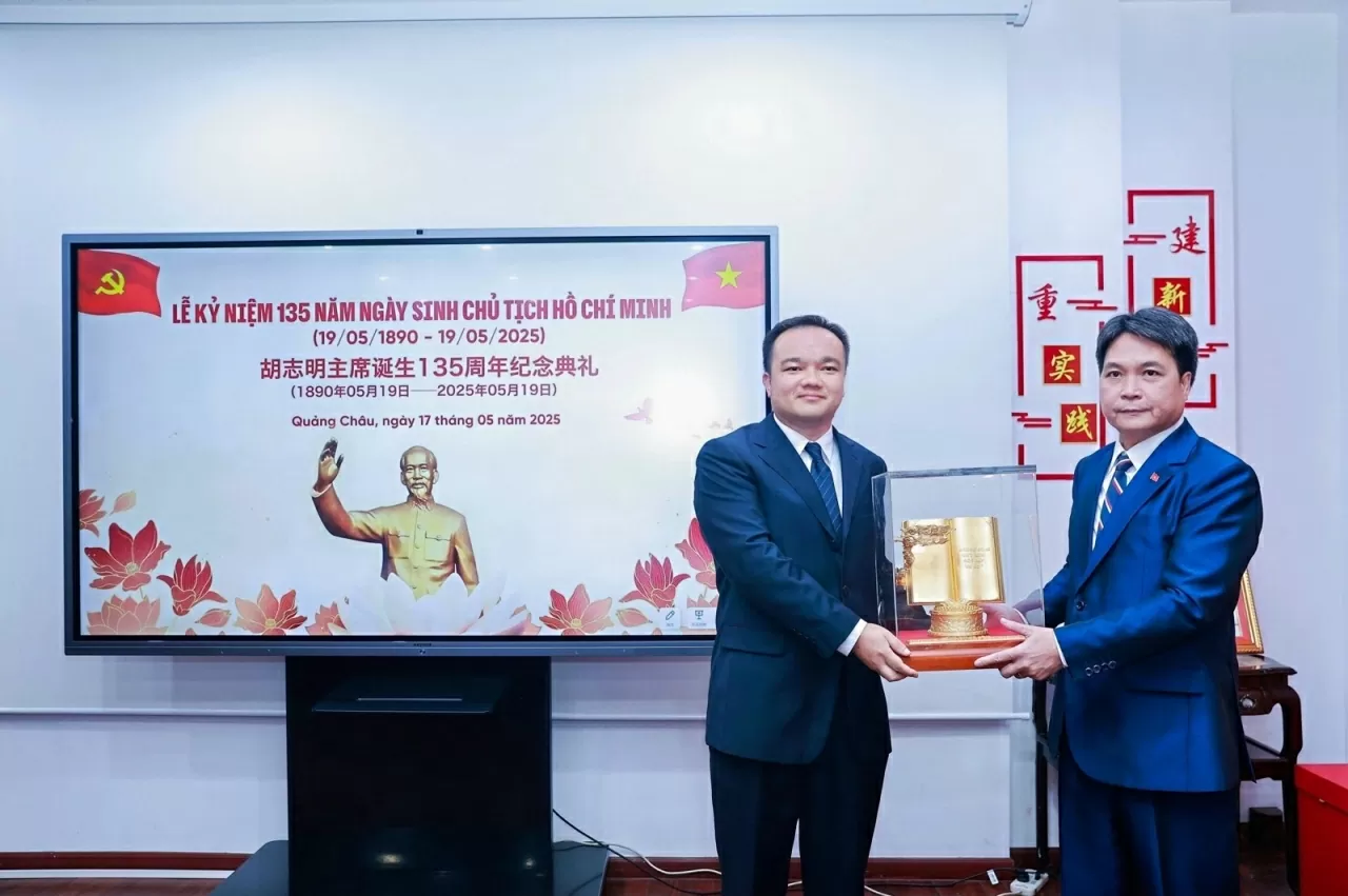 Lễ Kỷ niệm 135 năm Ngày sinh Chủ tịch Hồ Chí Minh tại Quảng Châu, Trung Quốc Lễ Kỷ niệm 135 năm Ngày sinh Chủ tịch Hồ Chí Minh tại Quảng Châu, Trung Quốc
