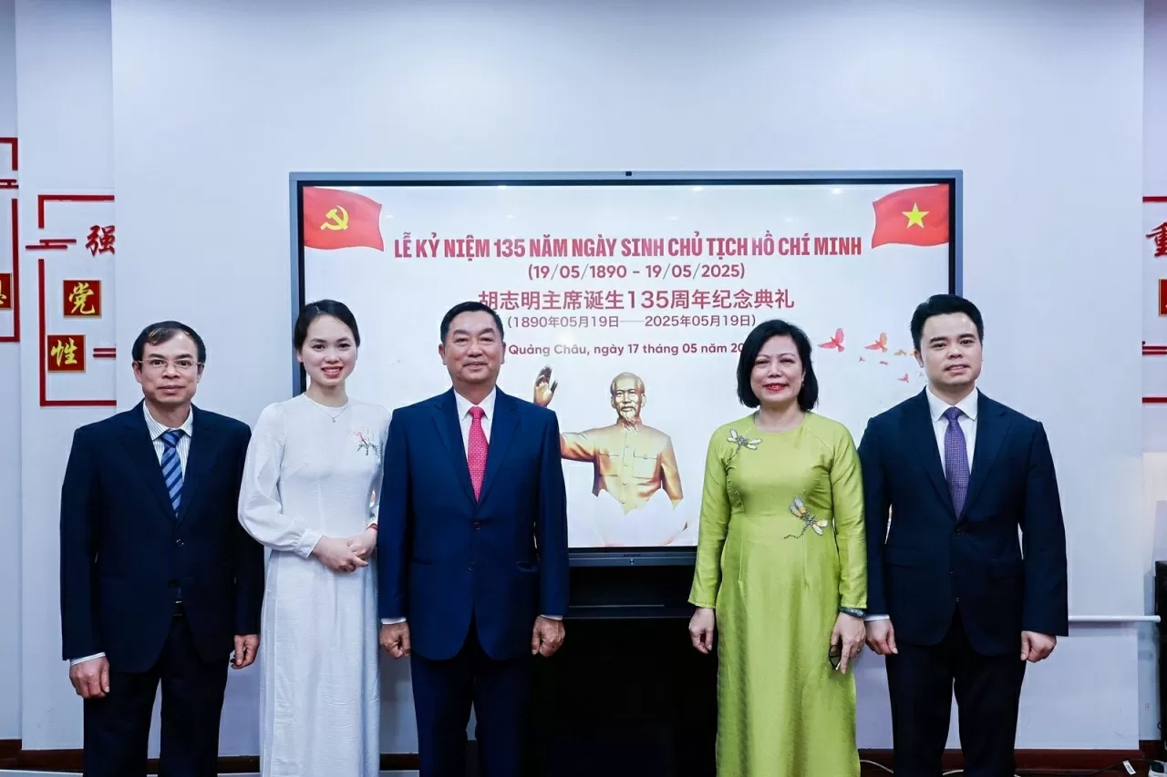 Lễ Kỷ niệm 135 năm Ngày sinh Chủ tịch Hồ Chí Minh tại Quảng Châu, Trung Quốc Lễ Kỷ niệm 135 năm Ngày sinh Chủ tịch Hồ Chí Minh tại Quảng Châu, Trung Quốc