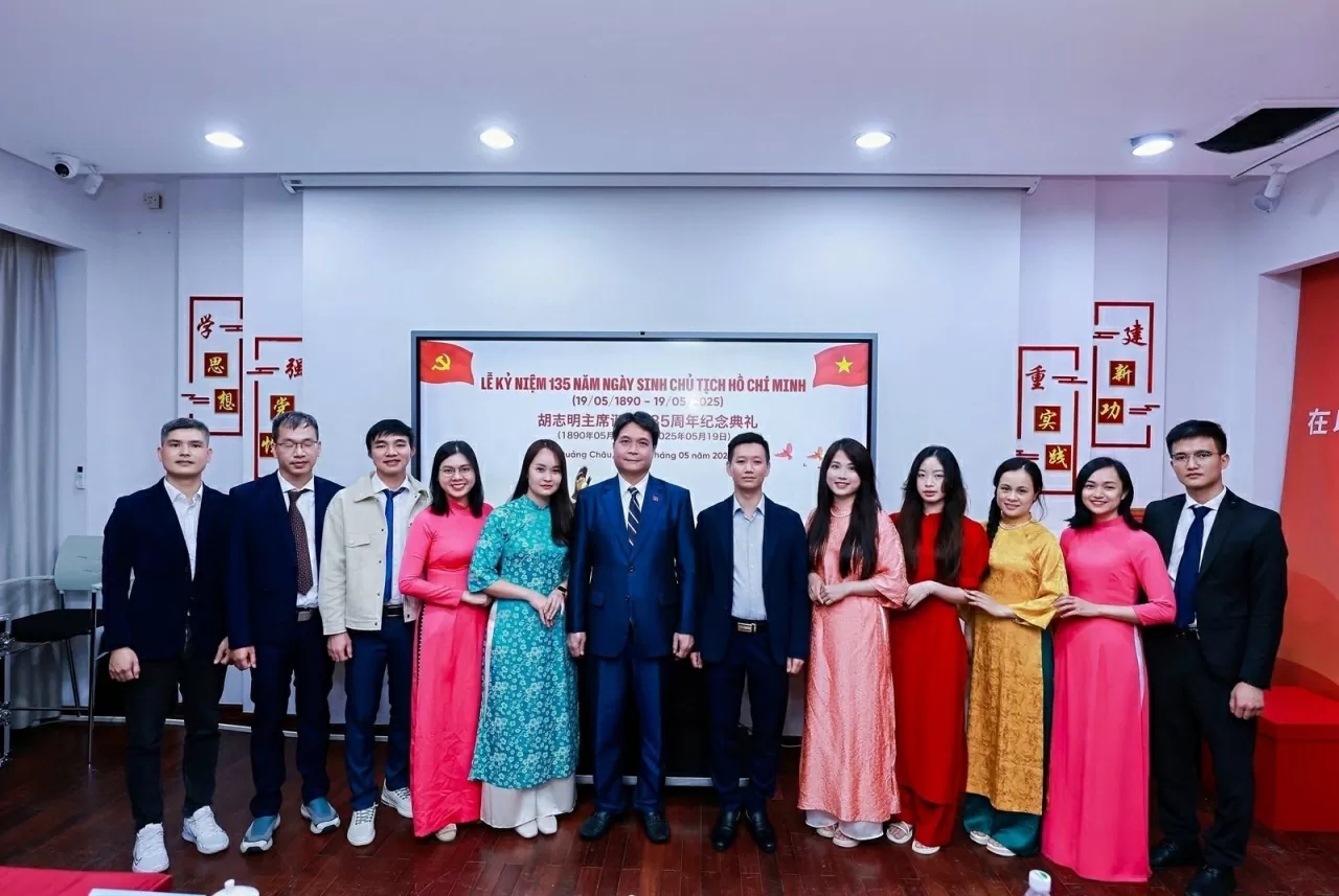 Lễ Kỷ niệm 135 năm Ngày sinh Chủ tịch Hồ Chí Minh tại Quảng Châu, Trung Quốc Lễ Kỷ niệm 135 năm Ngày sinh Chủ tịch Hồ Chí Minh tại Quảng Châu, Trung Quốc
