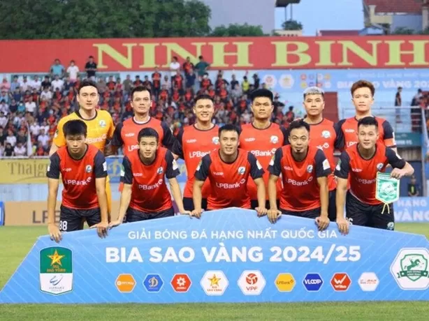 Thủ môn Văn Lâm lần đầu tiên vô địch cấp câu lạc bộ, cùng CLB Ninh Bình lên hạng V-League 2024/25 Thủ môn Văn Lâm lần đầu tiên vô địch cấp câu lạc bộ, cùng CLB Ninh Bình lên hạng V-League 2024/25
