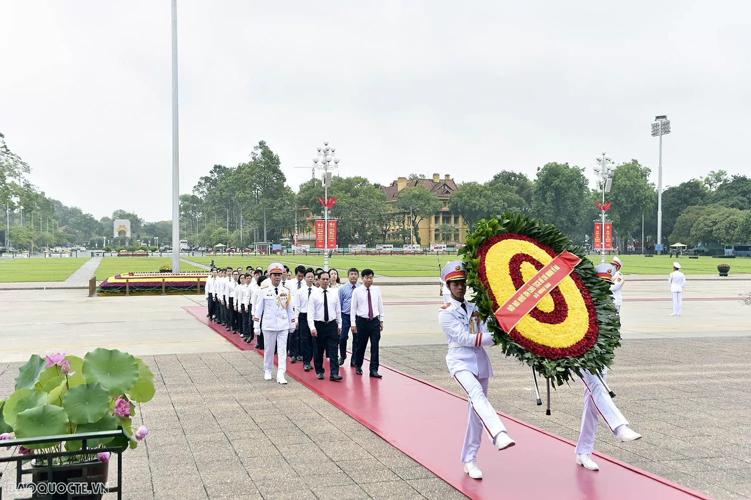 Bộ Ngoại giao vào Lăng viếng Chủ tịch Hồ Chí Minh nhân kỷ niệm 135 năm ngày sinh của Người (19/5/1890 – 19/5/2025) Đoàn Bộ Ngoại giao vào Lăng viếng Chủ tịch Hồ Chí Minh nhân kỷ niệm 135 năm Ngày sinh của Người