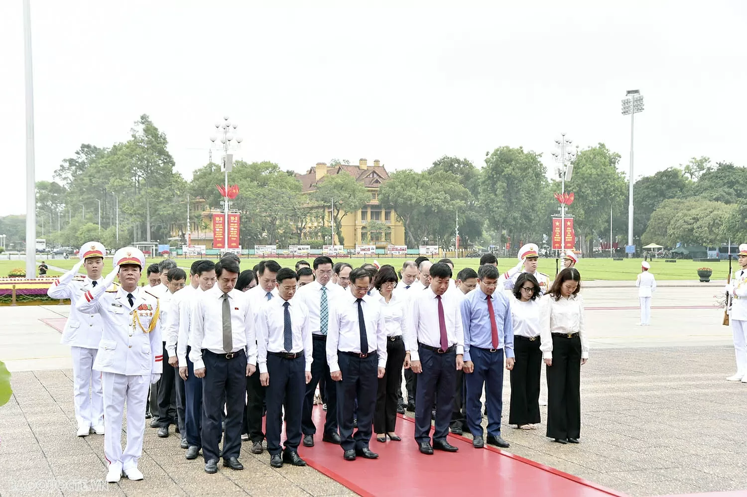 Đoàn Bộ Ngoại giao vào Lăng viếng Chủ tịch Hồ Chí Minh nhân kỷ niệm 135 năm Ngày sinh của Người