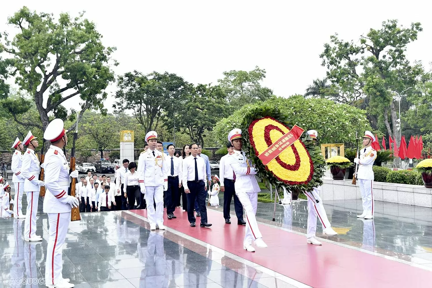 Đoàn Bộ Ngoại giao vào Lăng viếng Chủ tịch Hồ Chí Minh nhân kỷ niệm 135 năm Ngày sinh của Người