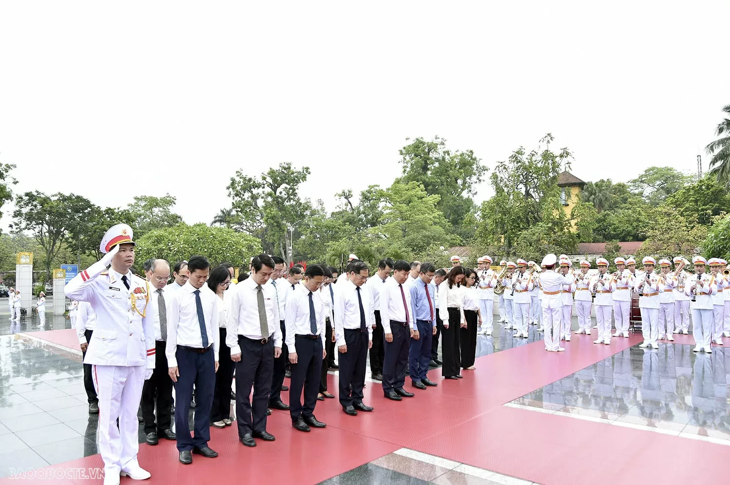 Đoàn Bộ Ngoại giao vào Lăng viếng Chủ tịch Hồ Chí Minh nhân kỷ niệm 135 năm Ngày sinh của Người