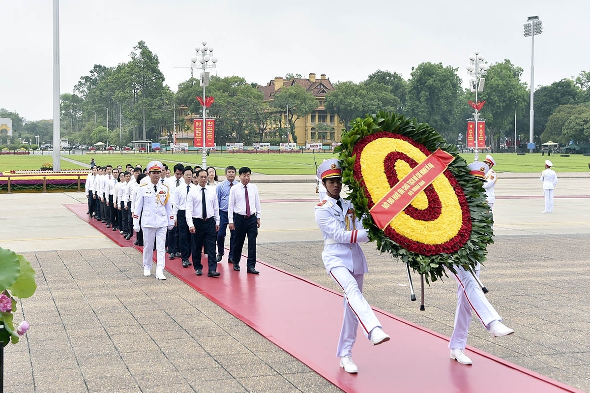 Đoàn Bộ Ngoại giao vào Lăng viếng Chủ tịch Hồ Chí Minh nhân kỷ niệm 135 năm Ngày sinh của Người