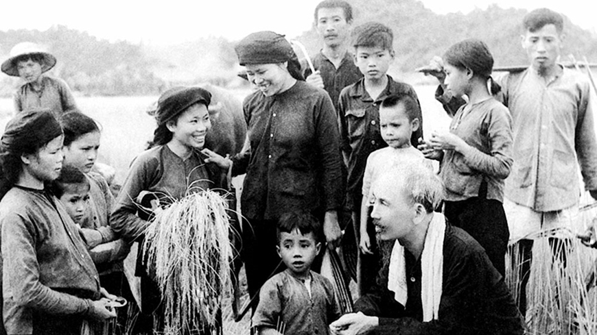 bai cuoi lan toa manh me tinh than ngoai giao ho chi minh trong boi canh moi