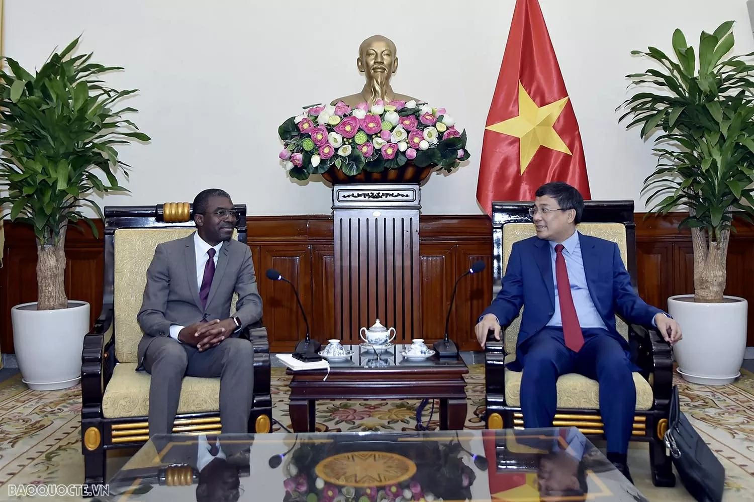 Phó Thủ tướng, Bộ trưởng Ngoại giao Bùi Thanh Sơn tiếp Giám đốc Trung tâm Di sản thế giới của UNESCO