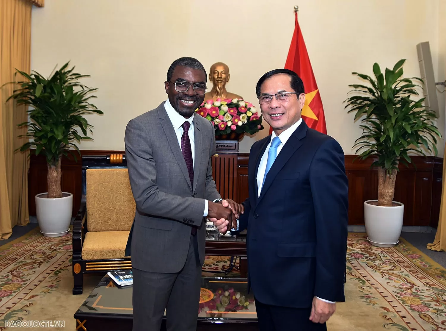 Phó Thủ tướng, Bộ trưởng Ngoại giao Bùi Thanh Sơn tiếp Giám đốc Trung tâm Di sản thế giới của UNESCO