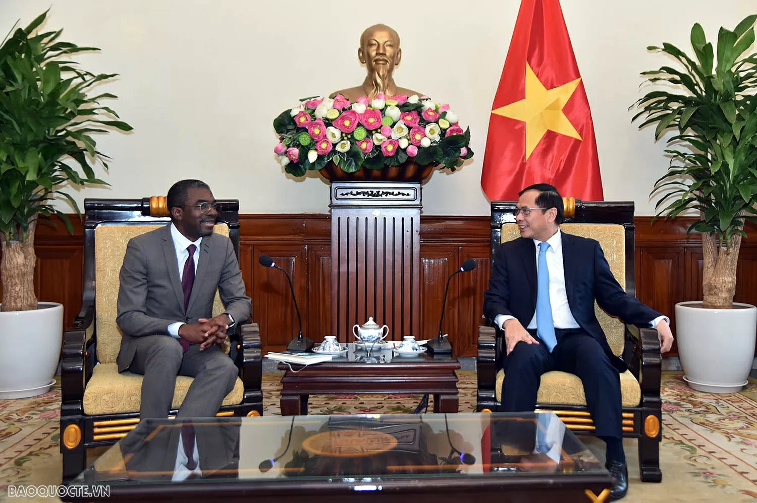 Thúc đẩy hợp tác giữa Việt Nam và Unesco trong bảo tồn và phát huy giá trị di sản Phó Thủ tướng, Bộ trưởng Ngoại giao Bùi Thanh Sơn tiếp Giám đốc Trung tâm Di sản thế giới của UNESCO