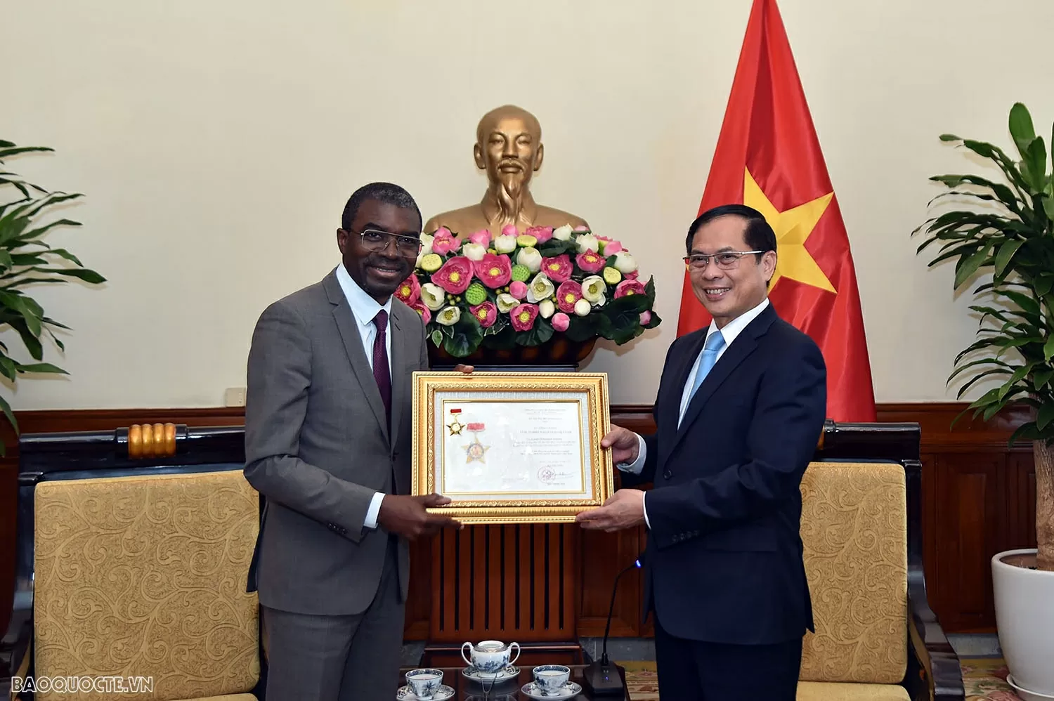 Thúc đẩy hợp tác giữa Việt Nam và Unesco trong bảo tồn và phát huy giá trị di sản Phó Thủ tướng, Bộ trưởng Ngoại giao Bùi Thanh Sơn tiếp Giám đốc Trung tâm Di sản thế giới của UNESCO