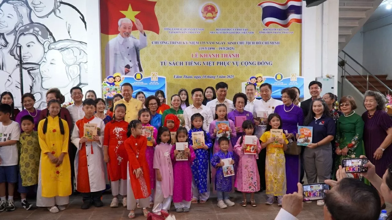 Lễ khánh thành Tủ sách tiếng Việt phục vụ cộng đồng, ngày 18/5, tại tại Phố Việt Nam, tỉnh Udon Thani, Thái Lan. (Nguồn: Tổng lãnh sự quán Việt Nam tại Khon Kean) Lễ khánh thành Tủ sách tiếng Việt phục vụ cộng đồng, ngày 18/5, tại tại Phố Việt Nam, tỉnh Udon Thani, Thái Lan. (Nguồn: Tổng lãnh sự quán Việt Nam tại Khon Kean)