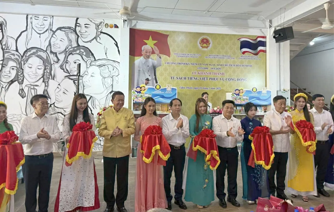 Các đại biểu cắt băng khánh thành Tủ sách tiếng Việt phục vụ cộng đồng, ngày 18/5, tại tại Phố Việt Nam, tỉnh Udon Thani, Thái Lan. (Nguồn: Tổng lãnh sự quán Việt Nam tại Khon Kean) Các đại biểu cắt băng khánh thành Tủ sách tiếng Việt phục vụ cộng đồng, ngày 18/5, tại tại Phố Việt Nam, tỉnh Udon Thani, Thái Lan. (Nguồn: Tổng lãnh sự quán Việt Nam tại Khon Kean)
