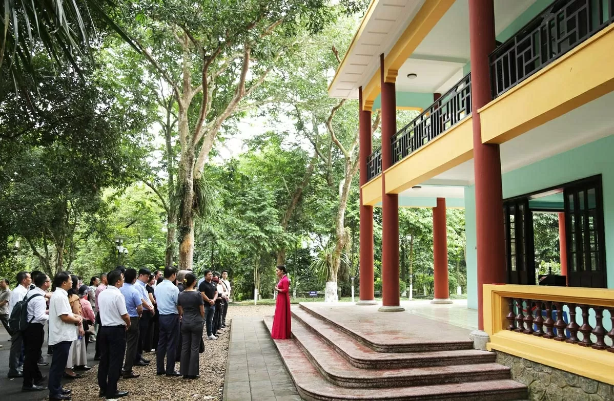 Đoàn Bộ Ngoại giao tham quan Không gian xanh bao quanh Nhà làm việc của Chủ tịch Hồ Chí Minh từ năm 1960 đến năm 1969. (Ảnh: Thành Long)