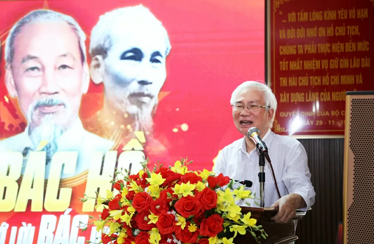 GS TS. Mạch Quang Thắng chia sẻ những câu chuyện của Bác cho các cán bộ, nhân viên Ngoại giao. (Ảnh: Thành Long)