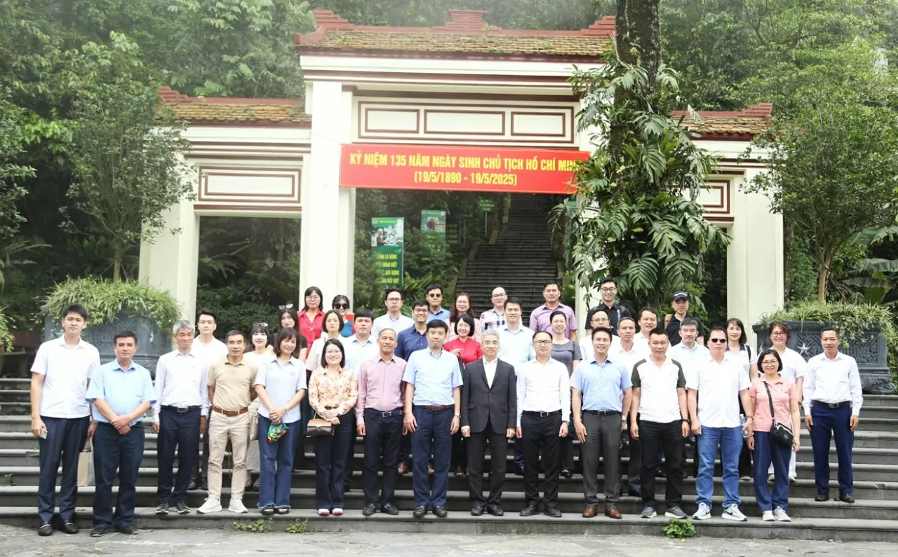 Đoàn Bộ Ngoại giao chụp ảnh lưu niệm tại Đền thờ Bác Hồ. (Ảnh: Thành Long) Đoàn Bộ Ngoại giao chụp ảnh lưu niệm tại Đền thờ Bác Hồ. (Ảnh: Thành Long)